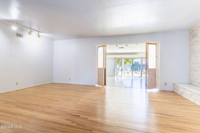 9826 Columbus Avenue, North Hills, CA 91343