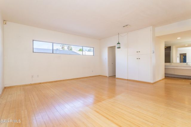 9826 Columbus Avenue, North Hills, CA 91343