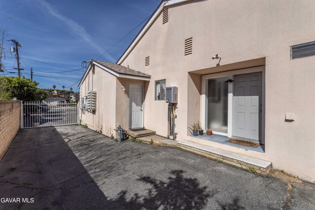 9826 Columbus Avenue, North Hills, CA 91343