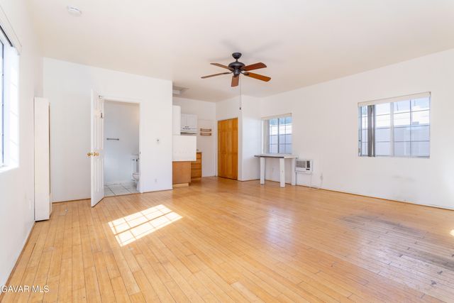 9826 Columbus Avenue, North Hills, CA 91343