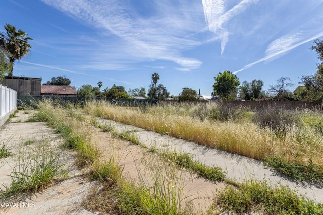 9826 Columbus Avenue, North Hills, CA 91343