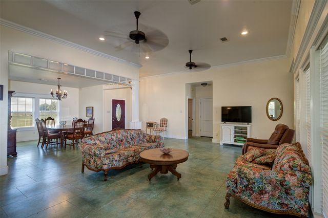 1211 W Fm 922, Valley View, TX 76272