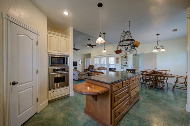 1211 W Fm 922, Valley View, TX 76272