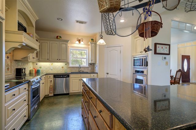 1211 W Fm 922, Valley View, TX 76272