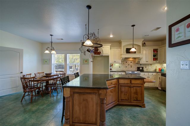 1211 W Fm 922, Valley View, TX 76272