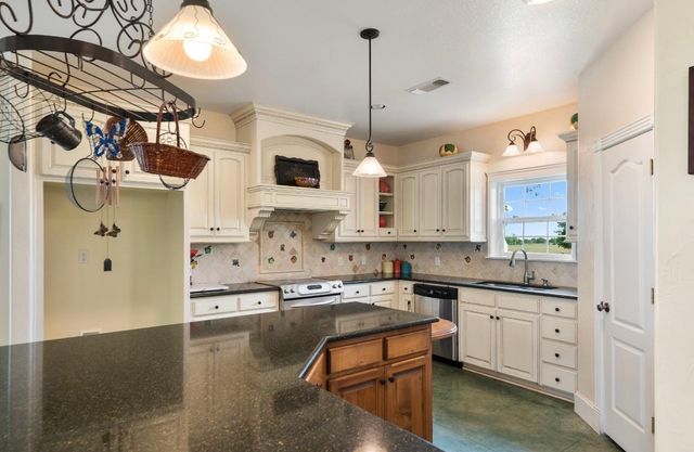 1211 W Fm 922, Valley View, TX 76272