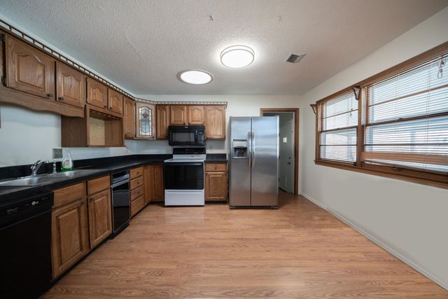 1206 W Dallas St, Wichita, KS 67217