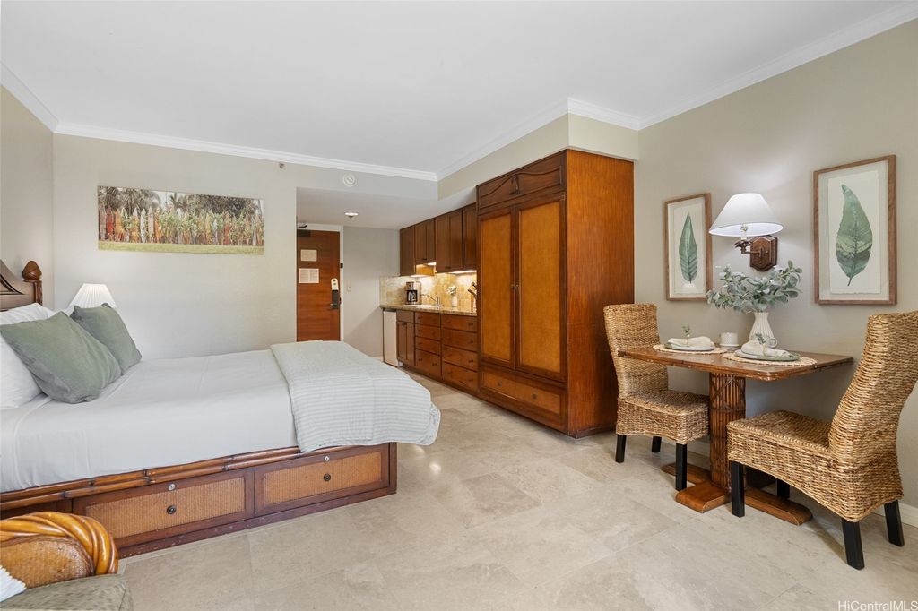 2045 Kalakaua Avenue 118, Honolulu, HI 96815