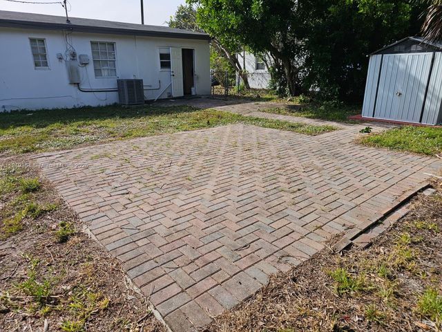 567 Tallulah Rd, Palm Beach, FL 33462