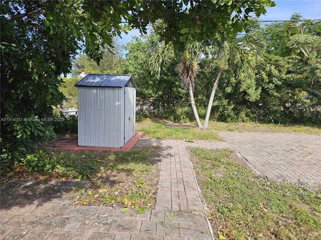 567 Tallulah Rd, Palm Beach, FL 33462