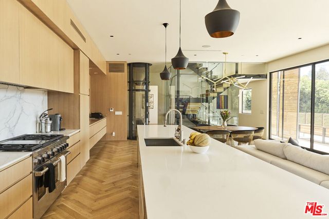 8455 Franklin Avenue, Los Angeles, CA 90069
