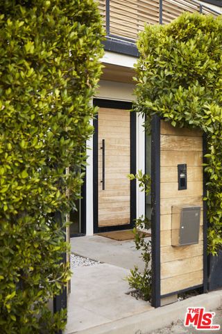 8455 Franklin Avenue, Los Angeles, CA 90069