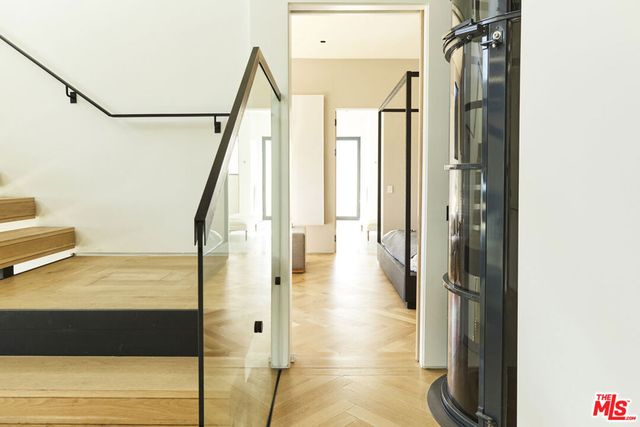 8455 Franklin Avenue, Los Angeles, CA 90069