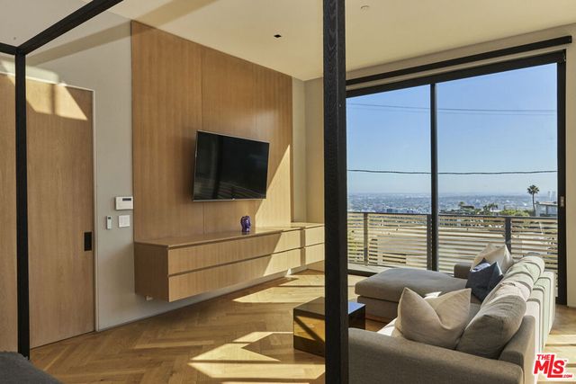 8455 Franklin Avenue, Los Angeles, CA 90069