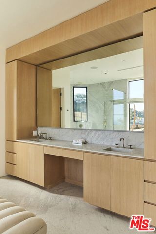 8455 Franklin Avenue, Los Angeles, CA 90069