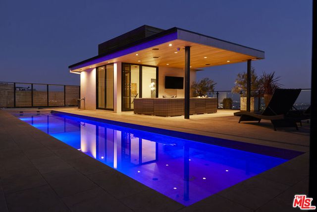 8455 Franklin Avenue, Los Angeles, CA 90069