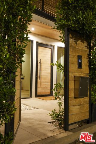 8455 Franklin Avenue, Los Angeles, CA 90069