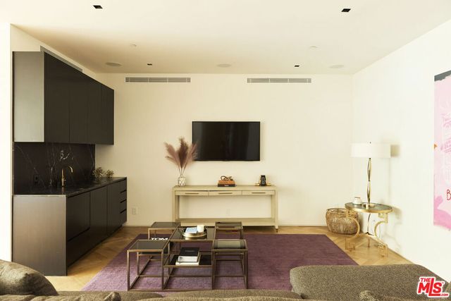 8455 Franklin Avenue, Los Angeles, CA 90069