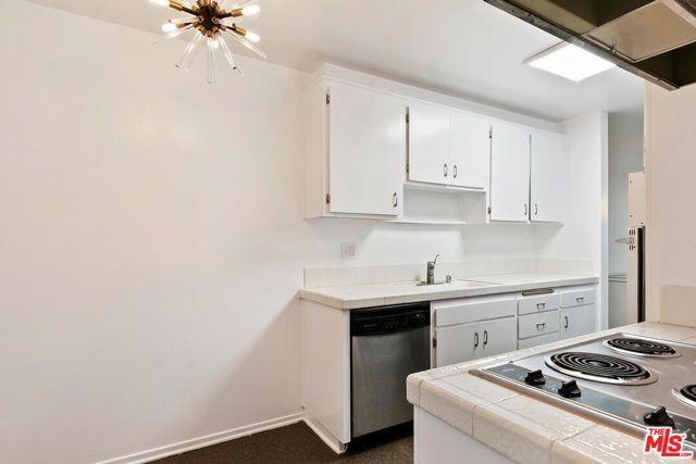 927 N Kings Road 107, West Hollywood, CA 90069