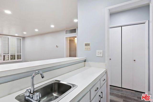 927 N Kings Road 107, West Hollywood, CA 90069