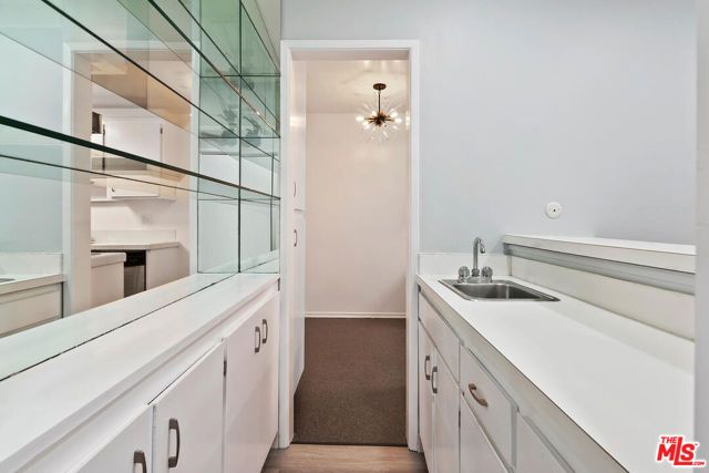 927 N Kings Road 107, West Hollywood, CA 90069