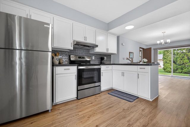 508 Whitegate DRIVE, Saukville, WI 53080
