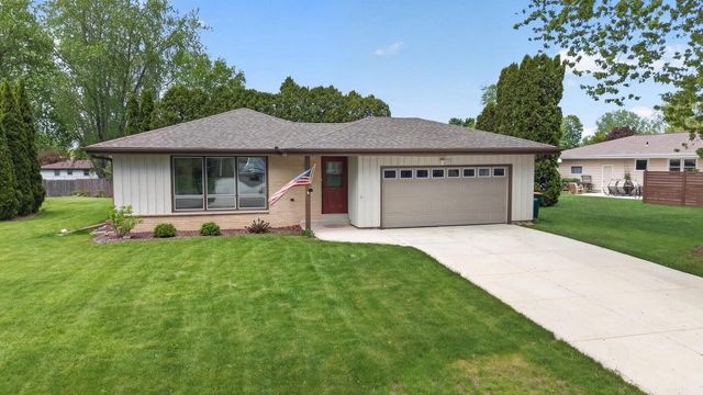 508 Whitegate DRIVE, Saukville, WI 53080