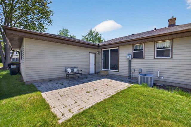 508 Whitegate DRIVE, Saukville, WI 53080