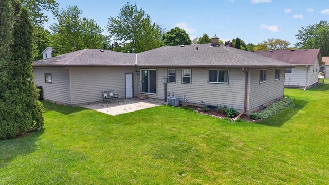 508 Whitegate DRIVE, Saukville, WI 53080