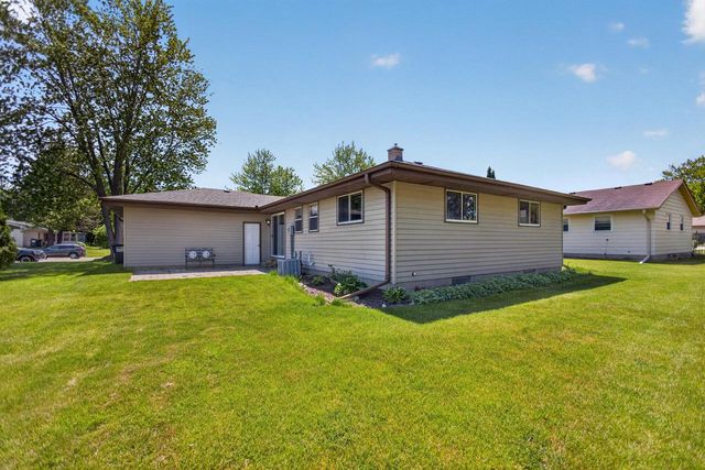 508 Whitegate DRIVE, Saukville, WI 53080