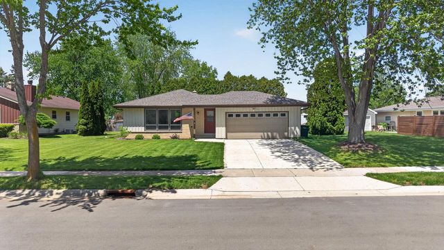 508 Whitegate DRIVE, Saukville, WI 53080