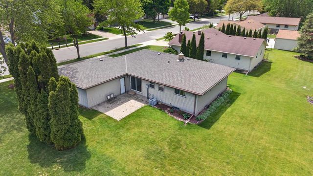 508 Whitegate DRIVE, Saukville, WI 53080
