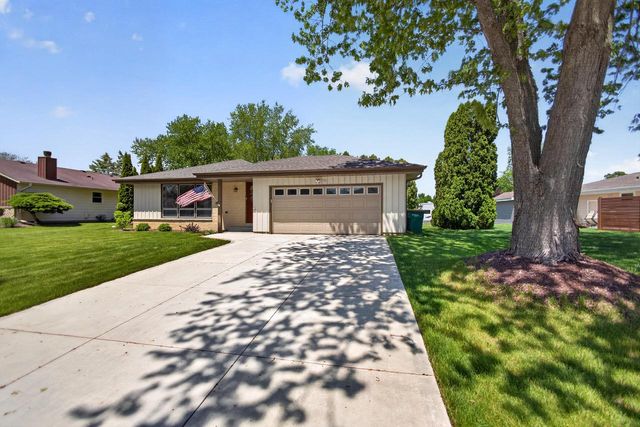 508 Whitegate DRIVE, Saukville, WI 53080
