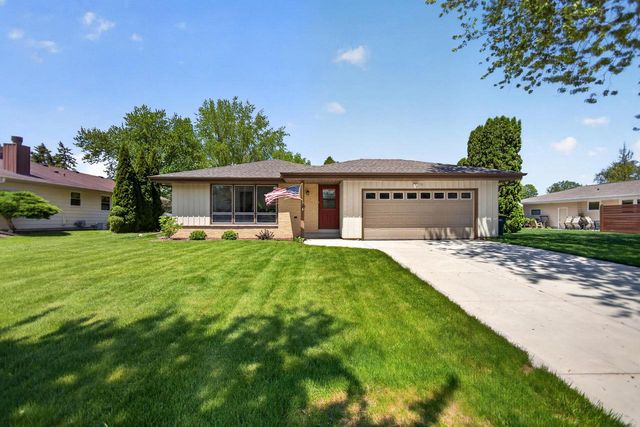 508 Whitegate DRIVE, Saukville, WI 53080