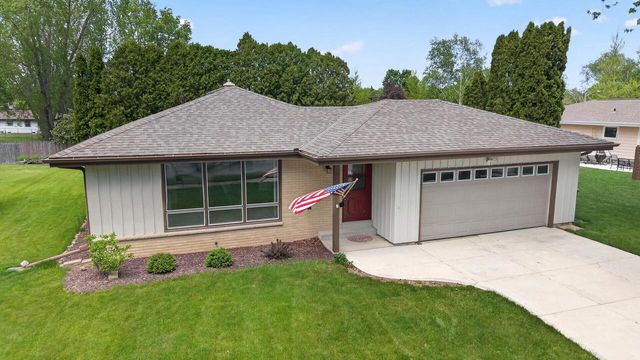 508 Whitegate DRIVE, Saukville, WI 53080
