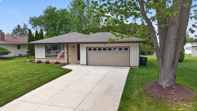 508 Whitegate DRIVE, Saukville, WI 53080