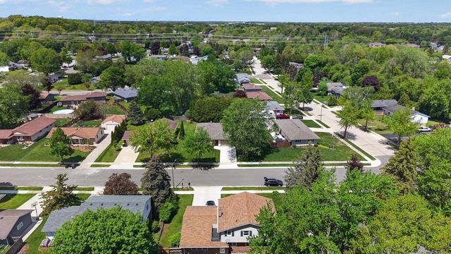 508 Whitegate DRIVE, Saukville, WI 53080
