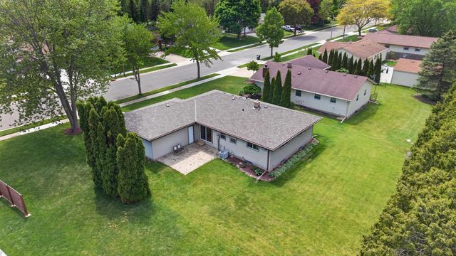 508 Whitegate DRIVE, Saukville, WI 53080