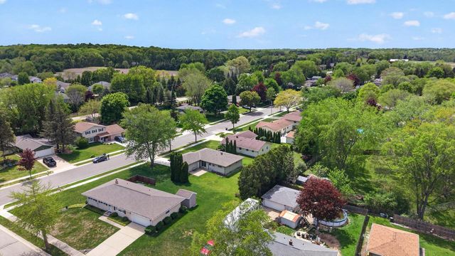 508 Whitegate DRIVE, Saukville, WI 53080