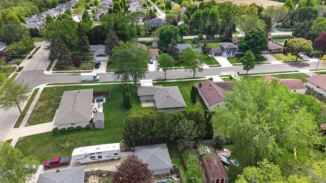 508 Whitegate DRIVE, Saukville, WI 53080