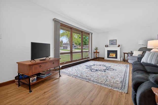 508 Whitegate DRIVE, Saukville, WI 53080