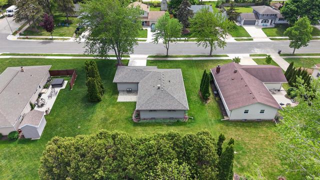 508 Whitegate DRIVE, Saukville, WI 53080