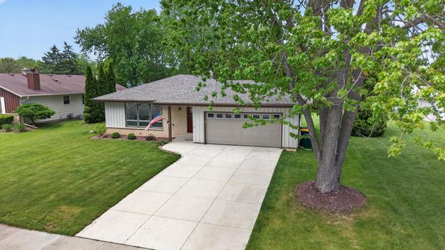 508 Whitegate DRIVE, Saukville, WI 53080