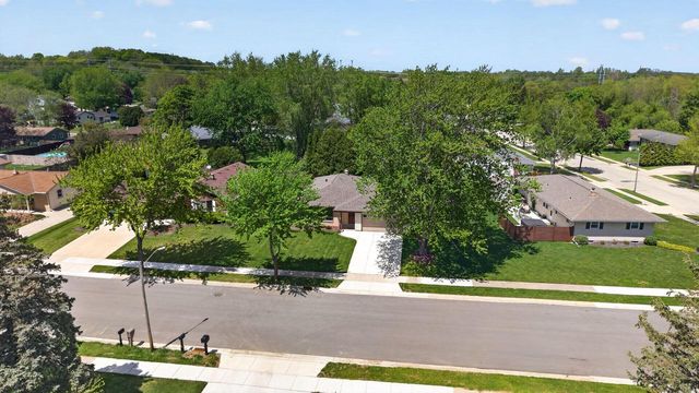 508 Whitegate DRIVE, Saukville, WI 53080