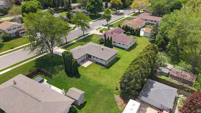 508 Whitegate DRIVE, Saukville, WI 53080