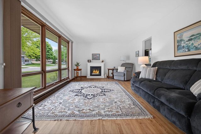 508 Whitegate DRIVE, Saukville, WI 53080