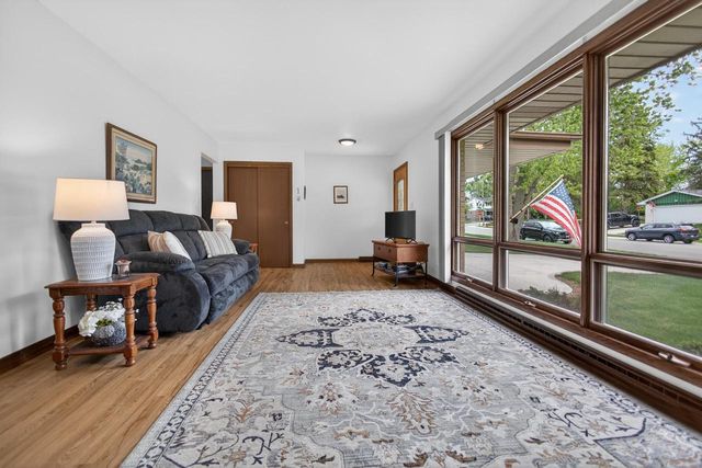 508 Whitegate DRIVE, Saukville, WI 53080