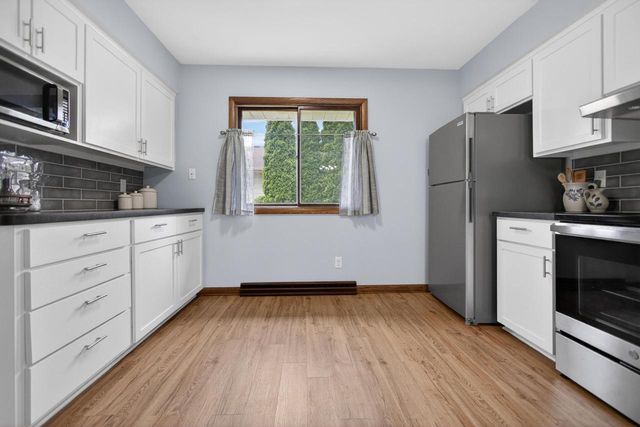 508 Whitegate DRIVE, Saukville, WI 53080
