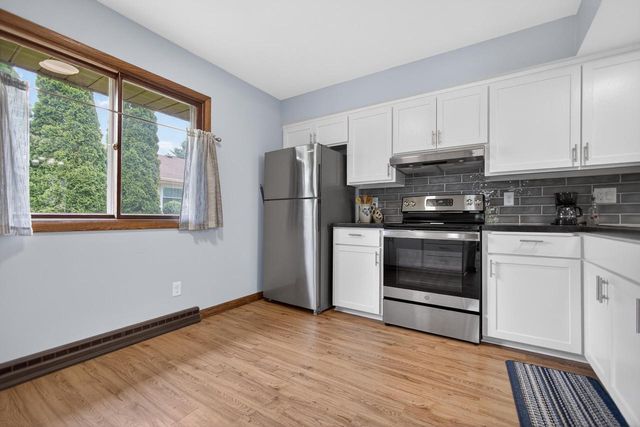 508 Whitegate DRIVE, Saukville, WI 53080