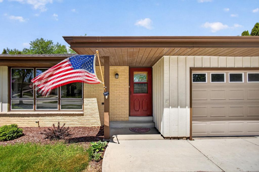 508 Whitegate DRIVE, Saukville, WI 53080